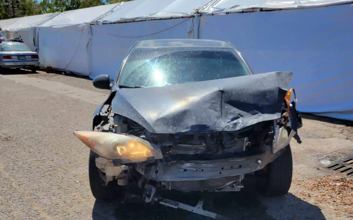 En la avenida Félix Contreras y calle 34, colonia Burócrata el conductor de un auto Mazda 2010 causó aparatoso choque al no hacer alto